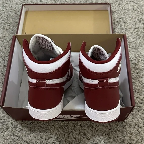 Nike Jordan 1 Retro - Picture 3 of 5